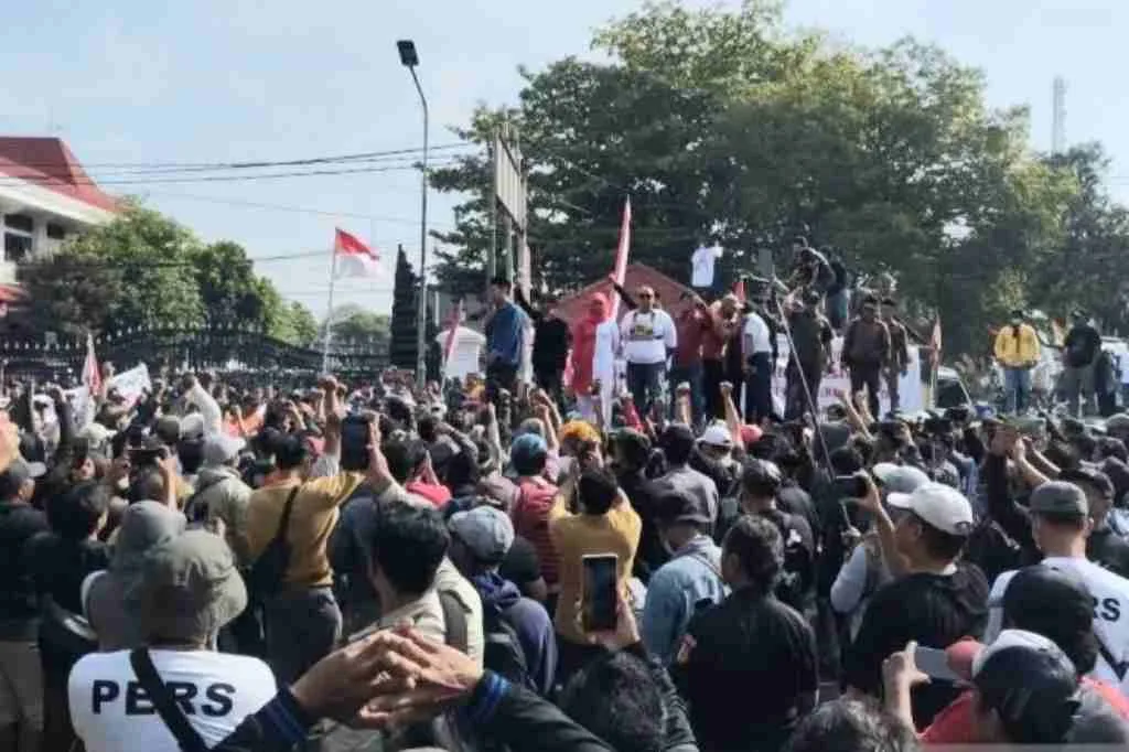 Pati Diguncang Aksi Demo, 100 Ribu Warga Desak Bupati Sudewo Mundur