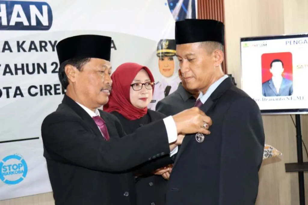 Pemerintah Kota Cirebon Anugerahkan Satyalancana Karya Satya ke 115 PNS