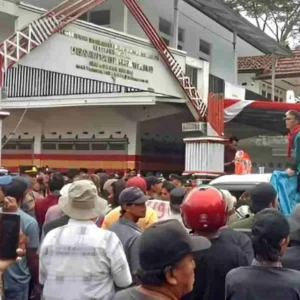 Ribuan Warga Tasikmalaya Geruduk Kantor Desa Pasirbatang Gara-Gara Ini Ribuan Warga Tasikmalaya Geruduk Kantor Desa Pasirbatang Gara-Gara Ini