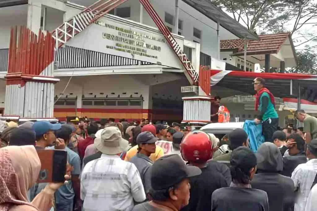 Ribuan Warga Tasikmalaya Geruduk Kantor Desa Pasirbatang Gara-Gara Ini