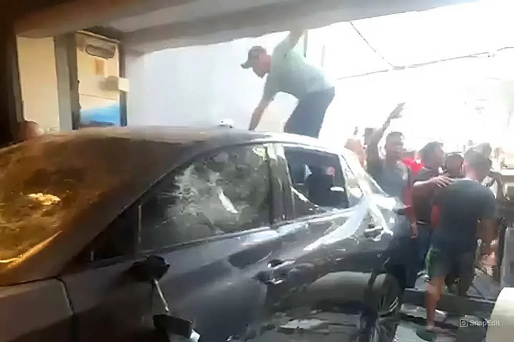 Rumah 'Sultan Tanjung Priok ' Ahmad Sahroni Diobrak-abrik Massa
