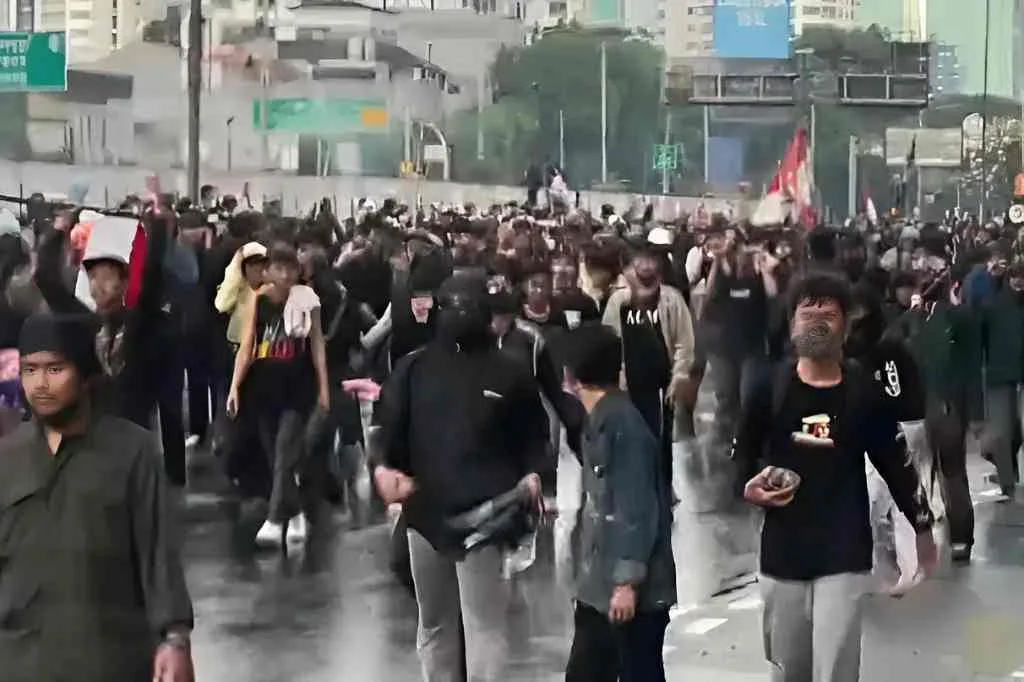 Unjuk Rasa Mahasiswa dan Pelajar di Jakarta Berujung Bentrok dengan Polisi