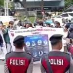 Anggota DPRD DKI Temui Massa Aksi Mahasiswa dan Buruh, Ini Tuntutannya