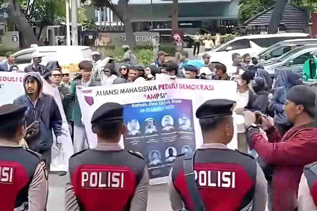 Anggota DPRD DKI Temui Massa Aksi Mahasiswa dan Buruh, Ini Tuntutannya