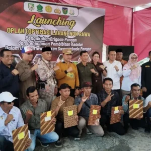 Bupati Azhari Launching Oplah dan Tanam Kedelai Bupati Azhari Launching Oplah dan Tanam Kedelai