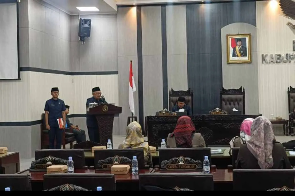 Bupati Rijanto Hadiri Rapat Paripurna DPRD Blitar, Sampaikan Nota Keuangan Ranperda Perubahan APBD 2025
