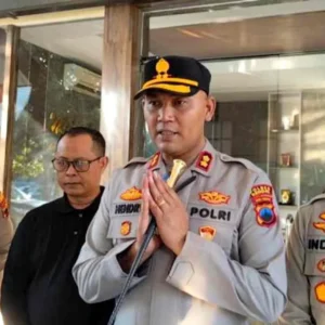 Kedapatan Sedang Berduaan Dirumah Bu Guru, Kapolsek Brangsong Digerebek Warga