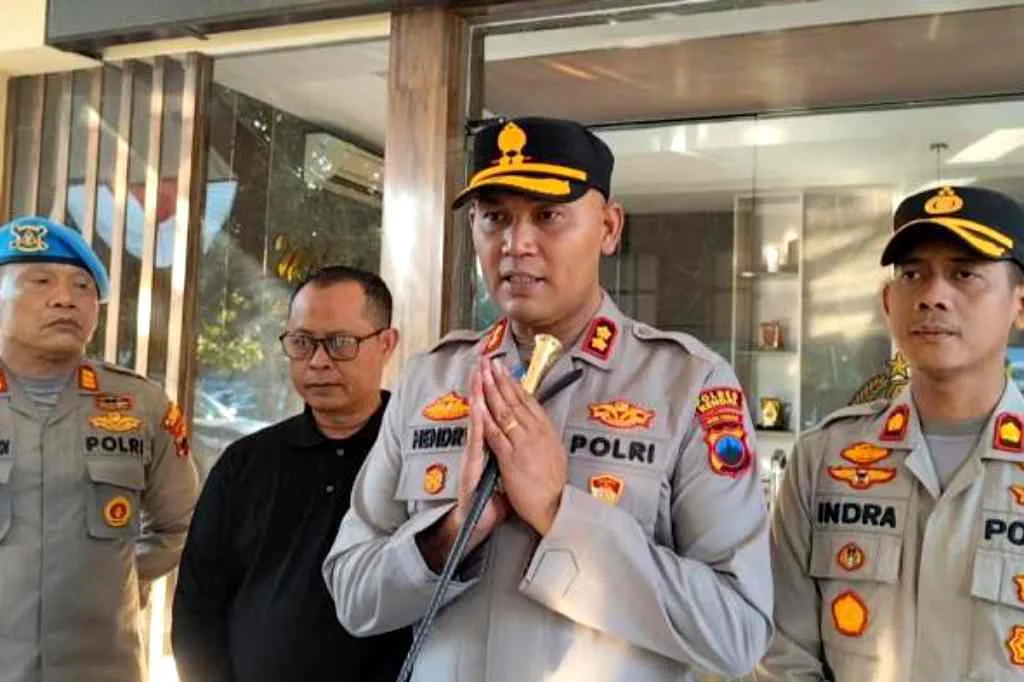 Kedapatan Sedang Berduaan Dirumah Bu Guru, Kapolsek Brangsong Digerebek Warga