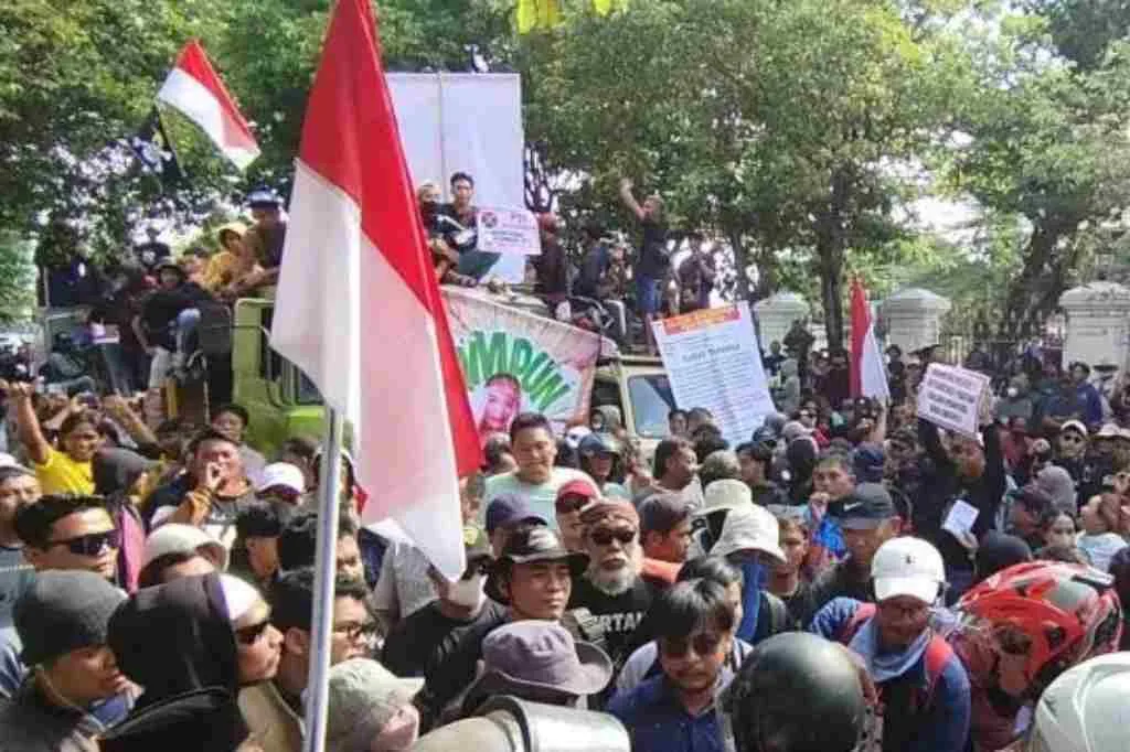 Ratusan Warga Pati Kembali Gelar Demo, Tuntut Bupati Sudewo Mundur Ratusan Warga Pati Kembali Gelar Demo, Tuntut Bupati Sudewo Mundur