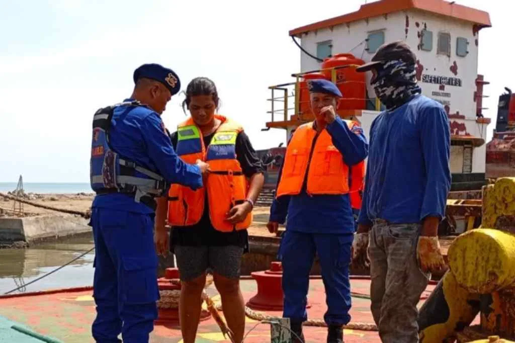 Satpolairud Polres Tegal Kota Tingkatkan Keamanan Laut dan Kesehatan Nelayan