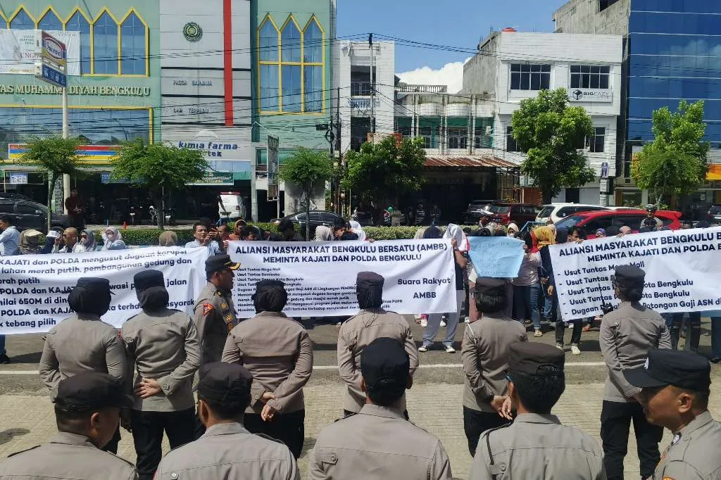 Unjuk Rasa Kejati Bengkulu, AMBB Desak Transparansi Penanganan Kasus Besar Mega Mall Hingga Merah Putih