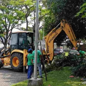 Usai Aksi Massa, Dinas PUPR Kab Blitar Bersih-bersih Kantor DPRD yang Rusak