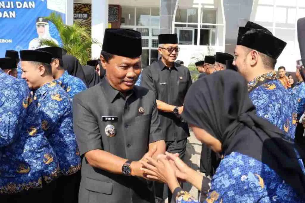 Wali Kota Cirebon Effendi Edo Kukuhkan 233 PNS dan PPPK