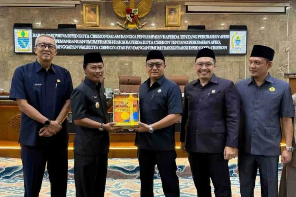 Wali Kota Cirebon Sampaikan Raperda Perubahan APBD 2025 di Rapat Paripurna DPRD