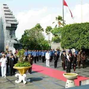 HUT ke-80 Jatim: Gubernur Khofifah Salurkan Ratusan Paket Sembako di Blitar