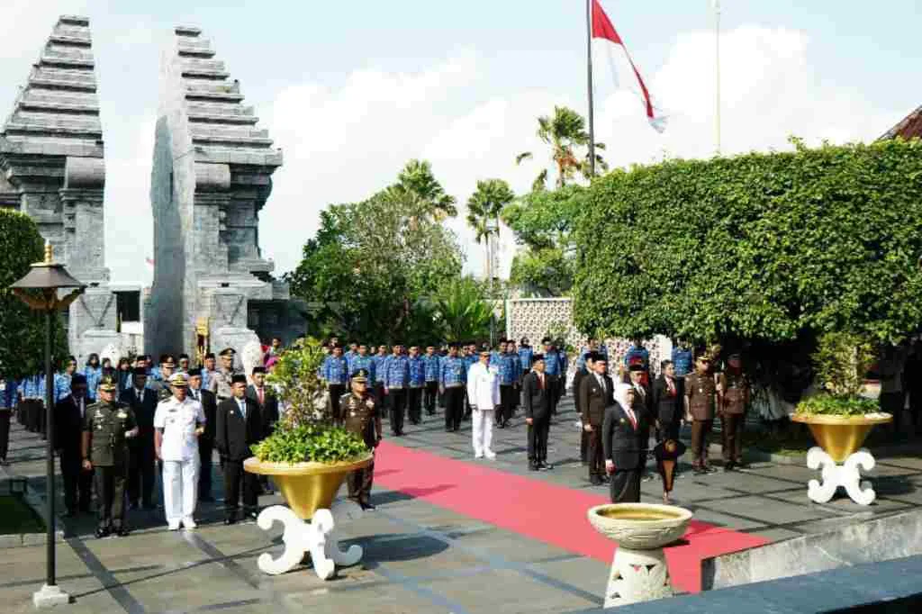 HUT ke-80 Jatim: Gubernur Khofifah Salurkan Ratusan Paket Sembako di Blitar