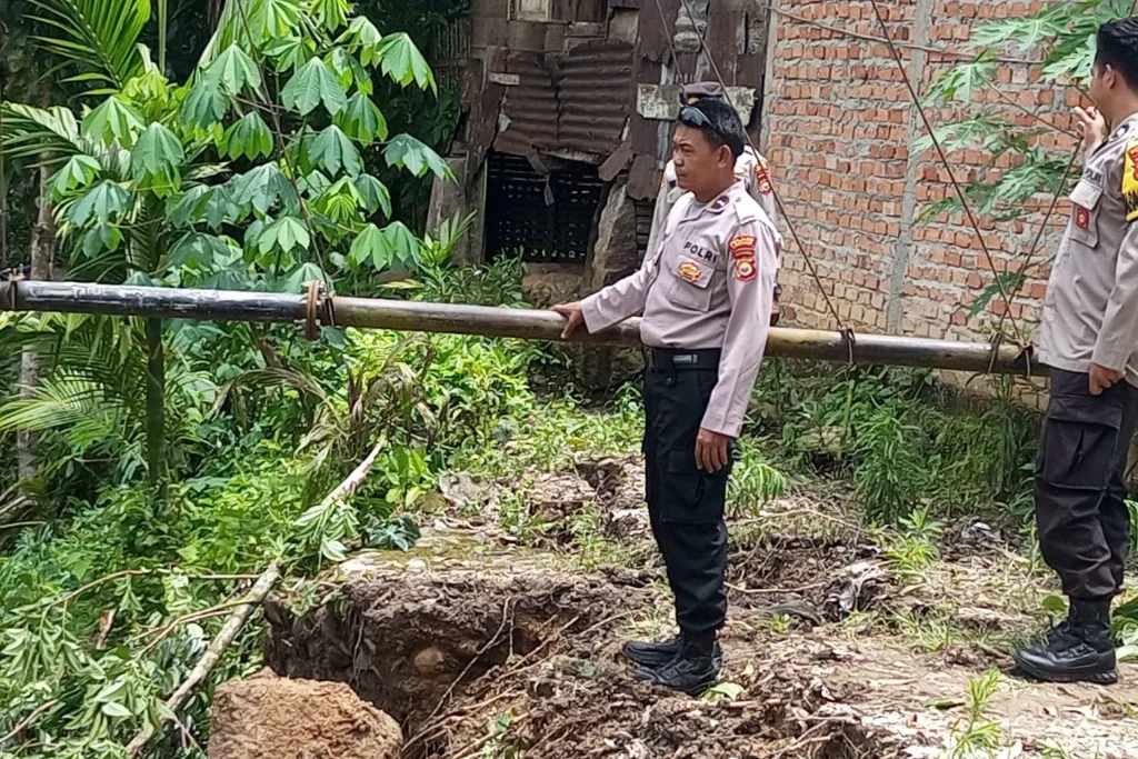 Tanah Longsor, Polsek Lebong Tengah Ingatkan Warga Waspada