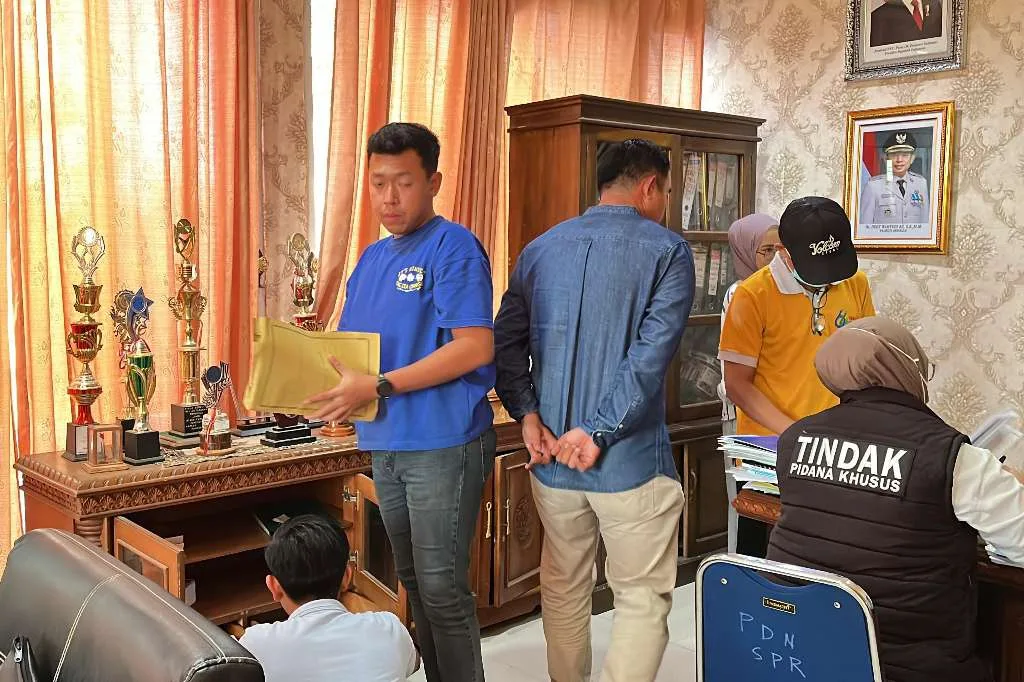 Usai Rumah Anggota DPRD, Kejari Bengkulu Geledah Kantor Disperindag, Puluhan Dokumen Diamankan