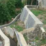 Pembangunan TPT Kampung Muara Aman Diduga Tumpang Tindih Bangunan Lama