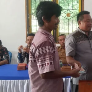 Pemdes Ketenong Jaya Salurkan BLT-DD untuk 32 KPM