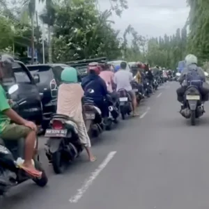 Pemprov Sebut Cuaca Buruk Sebabkan Mengularnya Antrian BBM di Bengkulu, Pertamina Katakan Ini Pemprov Sebut Cuaca Buruk Sebabkan Mengularnya Antrian BBM di Bengkulu, Pertamina Katakan Ini