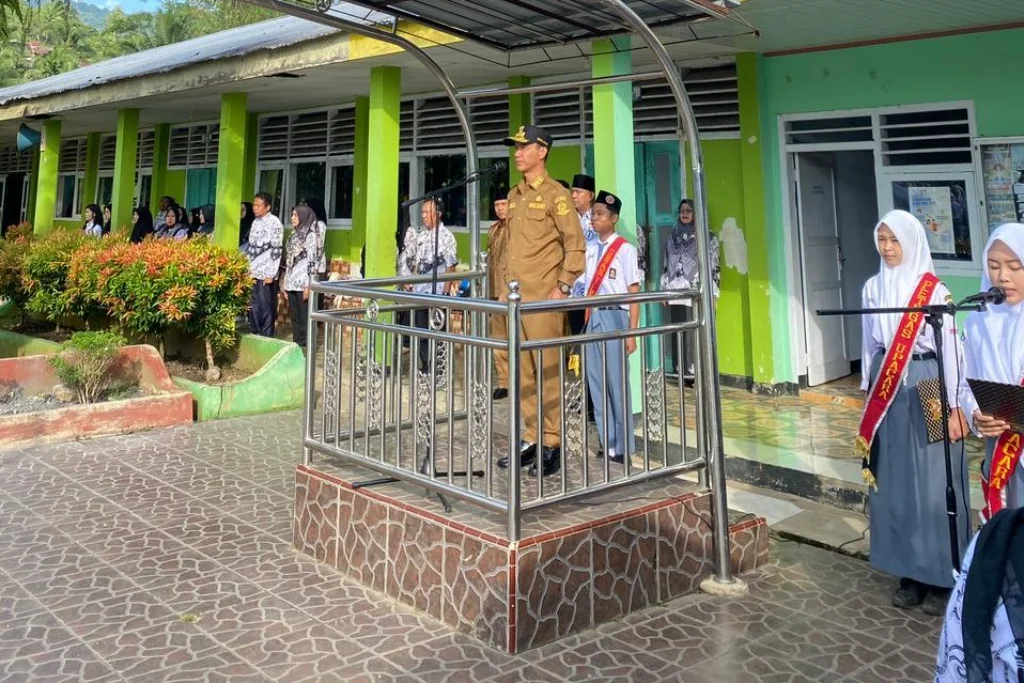 Wabup Lebong Pimpin Upacara Bendera di SMA Negeri 1 Lebong
