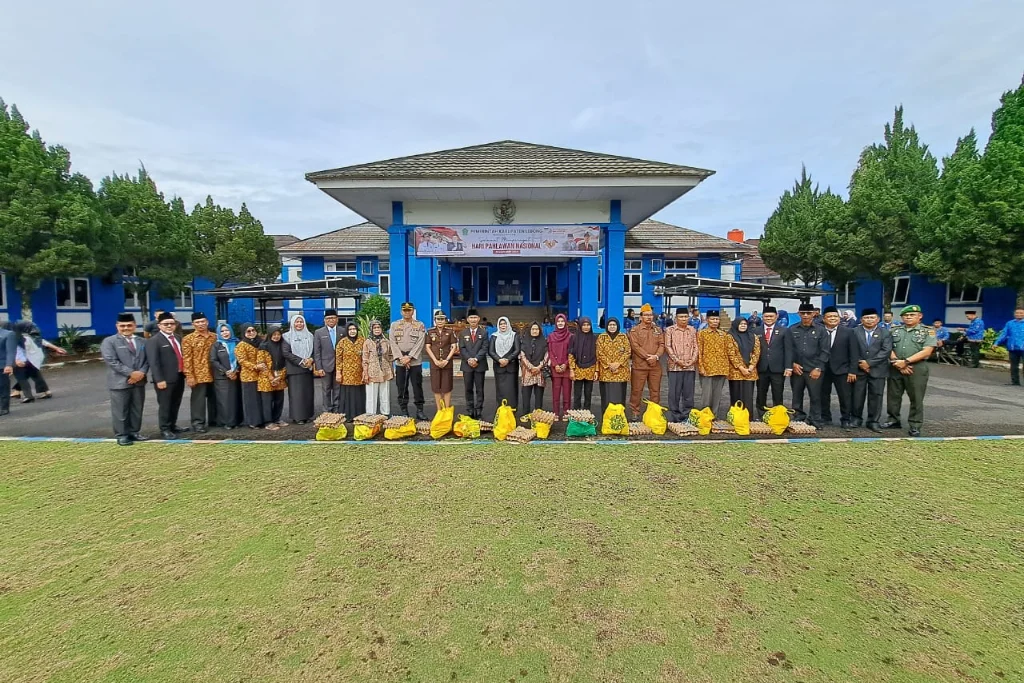 Wabup Lebong Tunjukkan Kepedulian Veteran, Serahkan Bingkisan Sembako