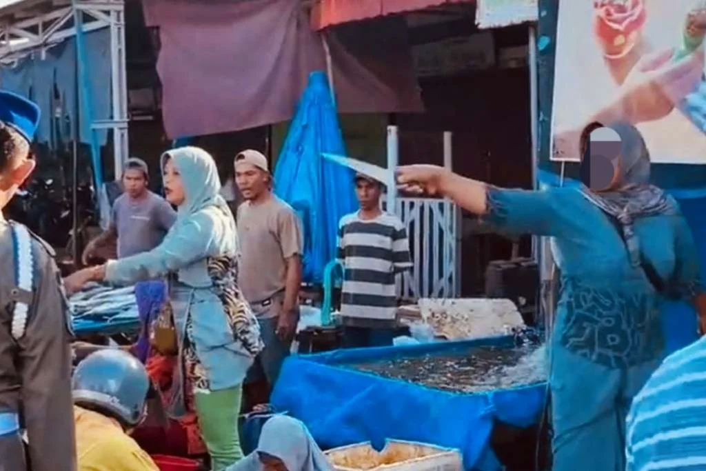 Diacungkan Pisau Oleh Pedagang Pasar Minggu Satpol PP Kota Bengkulu Lapor Polisi