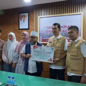 Gubernur Bengkulu Serahkan Rp1 Miliar Donasi Masyarakat untuk Korban Bencana Aceh