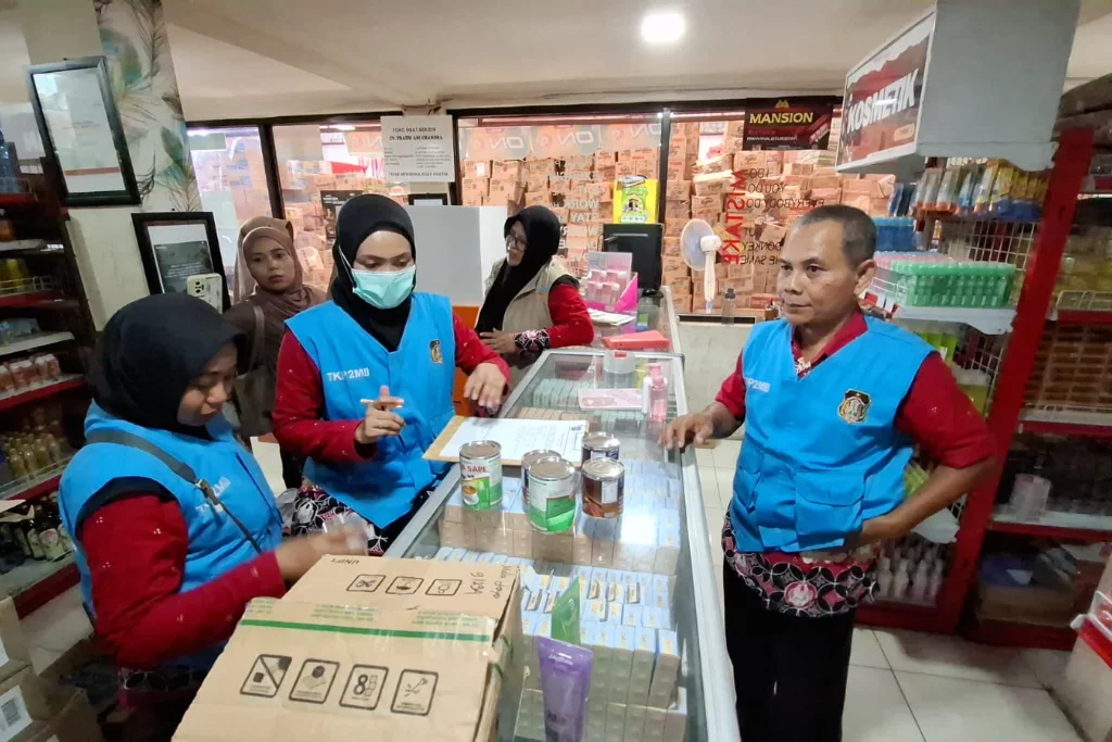 Jelang Nataru TKP2MD Kota Blitar Sidak Toko Retail Moderen Temukan Produk Kedaluwarsa dan Rusak