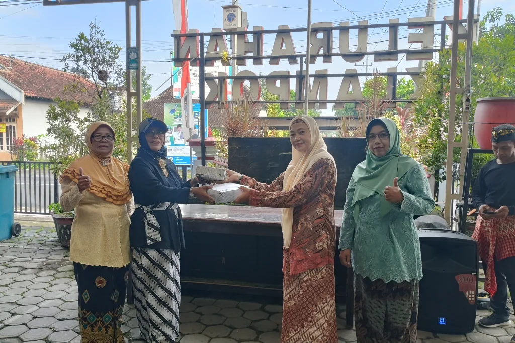 Ketua STI Sasana Klampok Ingatkan Peran Ibu sebagai Tiang Kebahagiaan Keluarga di Hari Ibu Ketua STI Sasana Klampok Ingatkan Peran Ibu sebagai Tiang Kebahagiaan Keluarga di Hari Ibu
