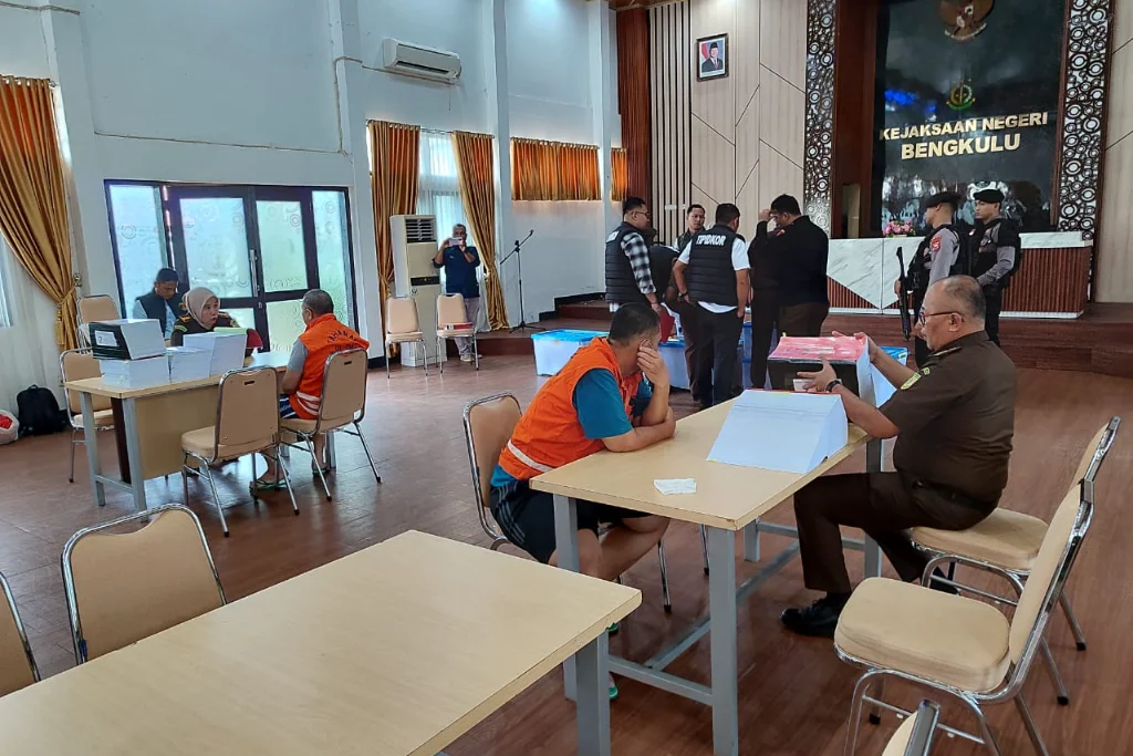 Mantan Direktur PDAM Tirta Hidayah dan Dua Pejabat Menuju Persidangan