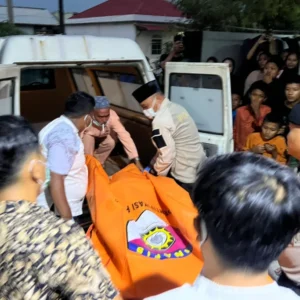 Geger ! Warga Temukan Mayat Pria Membusuk Di dalam Kamar Kos-kosan Geger ! Warga Temukan Mayat Pria Membusuk Di dalam Kamar Kos-kosan