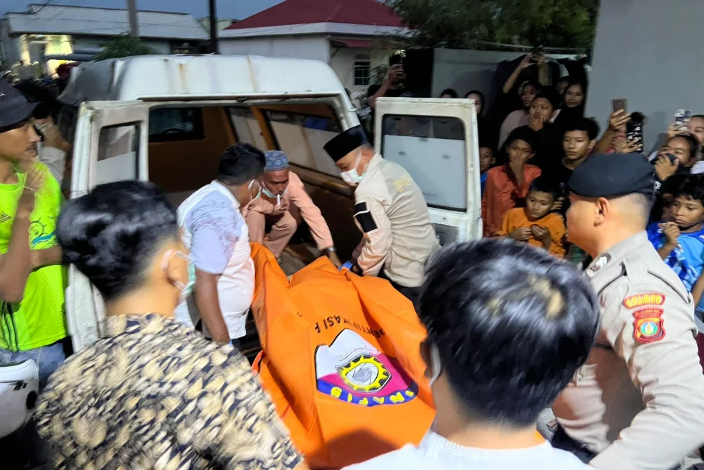 Geger ! Warga Temukan Mayat Pria Membusuk Di dalam Kamar Kos-kosan