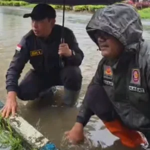 Genangan Air di Pintu Batu Surut Usai Walikota dan Kasat Pol PP Bersihkan Saluran