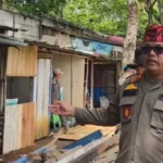 Giliran Bangunan Liar di Pagar Gudang Indomarco Betungan Dibongkar Satpol-PP kota Bengkulu