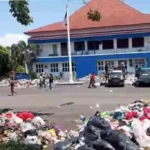 Halaman Kantor Walikota Bengkulu Berubah Jadi Lautan Sampah, Sopir Protes Jalan TPA Rusak Parah
