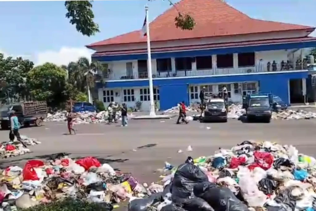 Halaman Kantor Walikota Bengkulu Berubah Jadi Lautan Sampah, Sopir Protes Jalan TPA Rusak Parah