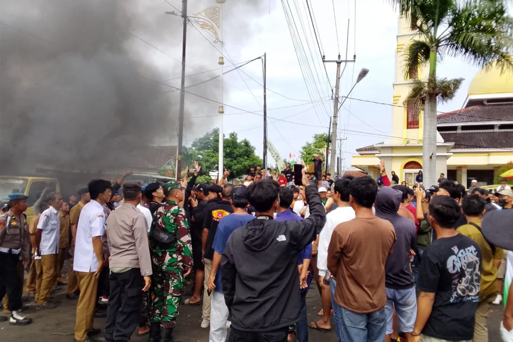 Masyarakat Cihideunghilir Tunjukkan Kekuatan, Kepala Desa dan Perangkat Serentak Mengundurkan Diri