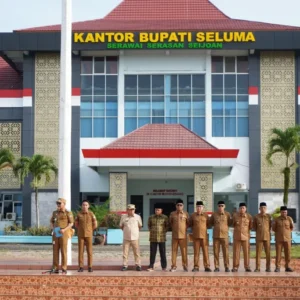 Oknum PNS Seluma Yang Lakukan Aksi Memalukan Saat Apel Akbar, Hanya Disanksi Ringan Oknum PNS Seluma Yang Lakukan Aksi Memalukan Saat Apel Akbar, Hanya Disanksi Ringan