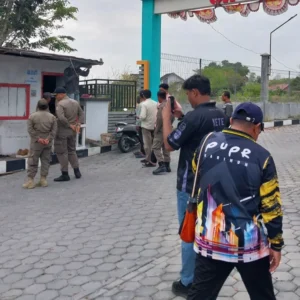 Tak Punya Izin dan Langgar Perbup, Kios di Kawasan Poros Karimun Dibongkar Paksa