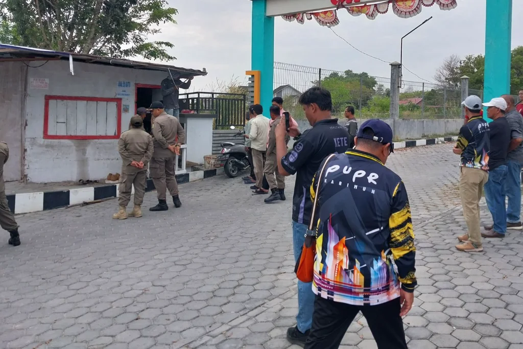 Tak Punya Izin dan Langgar Perbup, Kios di Kawasan Poros Karimun Dibongkar Paksa