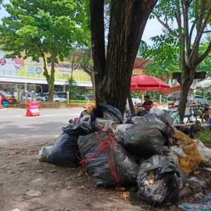 Tumpukan Kantong Sampah “Menghias” Kawasan Wisata Pantai Panjang