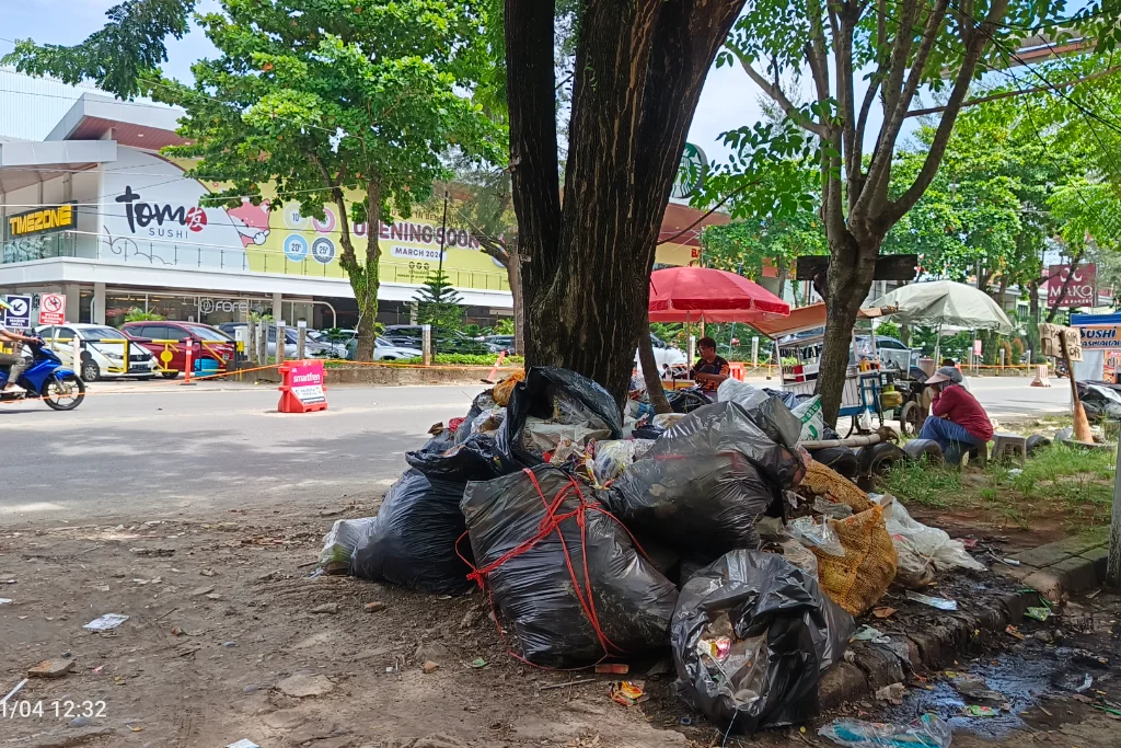 Tumpukan Kantong Sampah “Menghias” Kawasan Wisata Pantai Panjang
