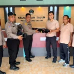 Wujud Komitmen Polri, Polsek Talun Blitar Serahkan Bantuan Tongkat ke Pos Kamling