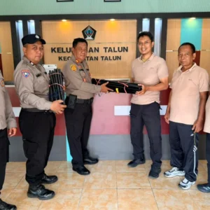 Wujud Komitmen Polri, Polsek Talun Blitar Serahkan Bantuan Tongkat ke Pos Kamling