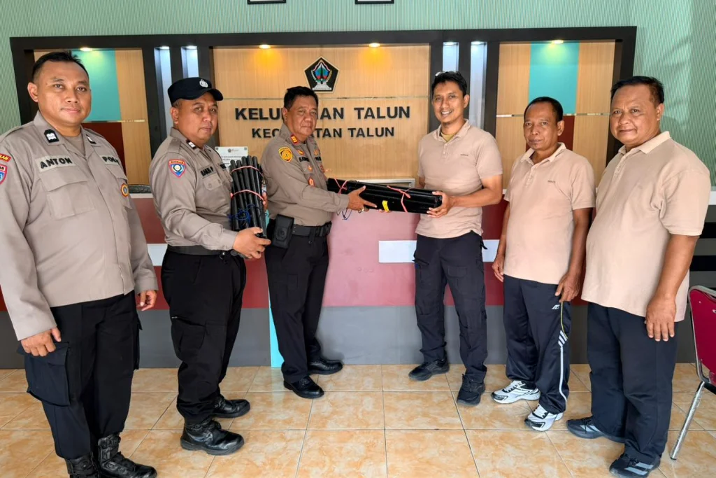 Wujud Komitmen Polri, Polsek Talun Blitar Serahkan Bantuan Tongkat ke Pos Kamling