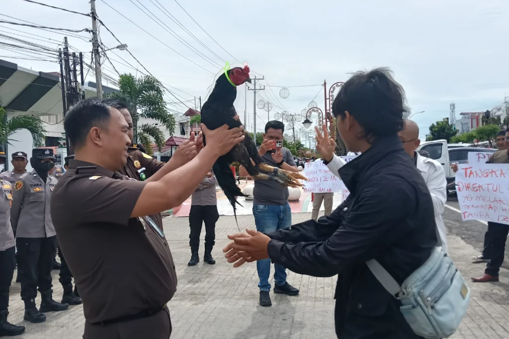 Ayam Jago Jadi Simbol Tantangan dalam Unjuk Rasa di depan Kejati Bengkulu
