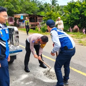 Cegah Risiko Kecelakaan, Satlantas Polres Seluma Tambal Jalan Berlubang di Talang Dantuk