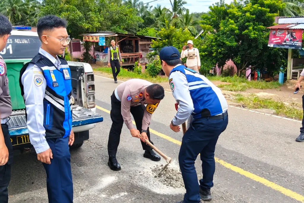 Cegah Risiko Kecelakaan, Satlantas Polres Seluma Tambal Jalan Berlubang di Talang Dantuk